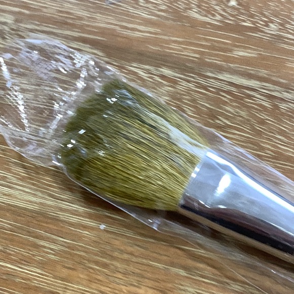 New Bare Escentuals Finishing Brush - Picture 2 of 3
